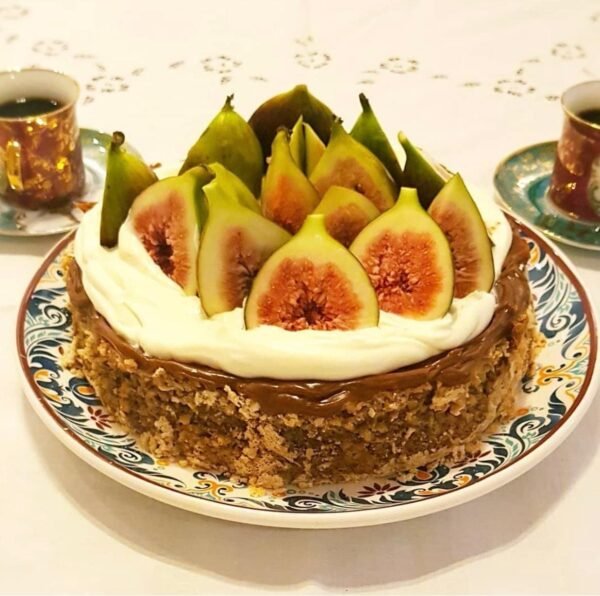 Souffle de nuez con dulce de leche, crema y frutas